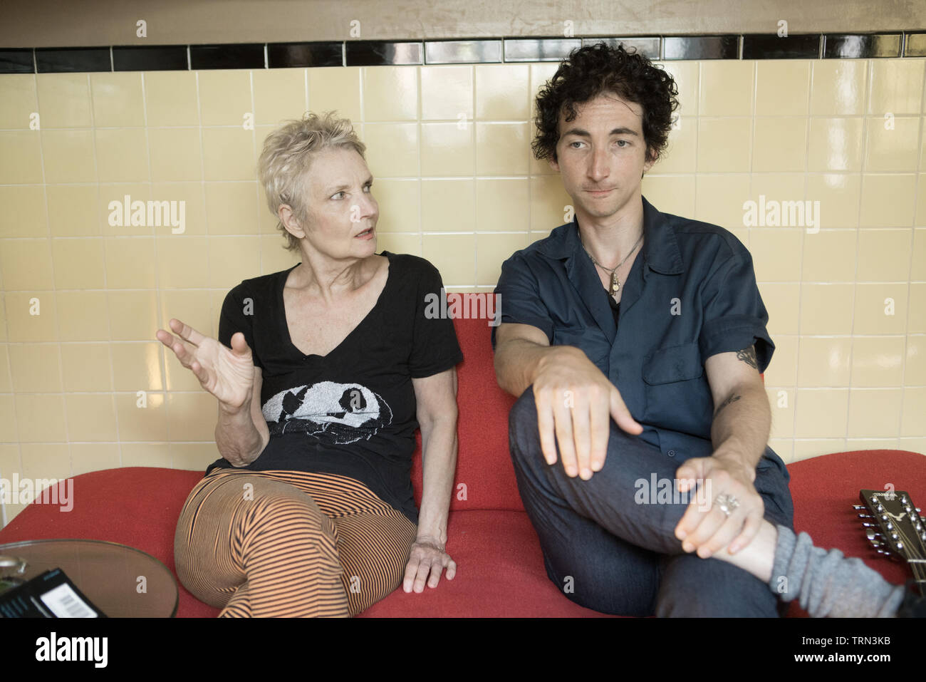 Mutter und Sohn heraus hängend an Mom's House in Philadelphia, Pennsylvania Stockfoto