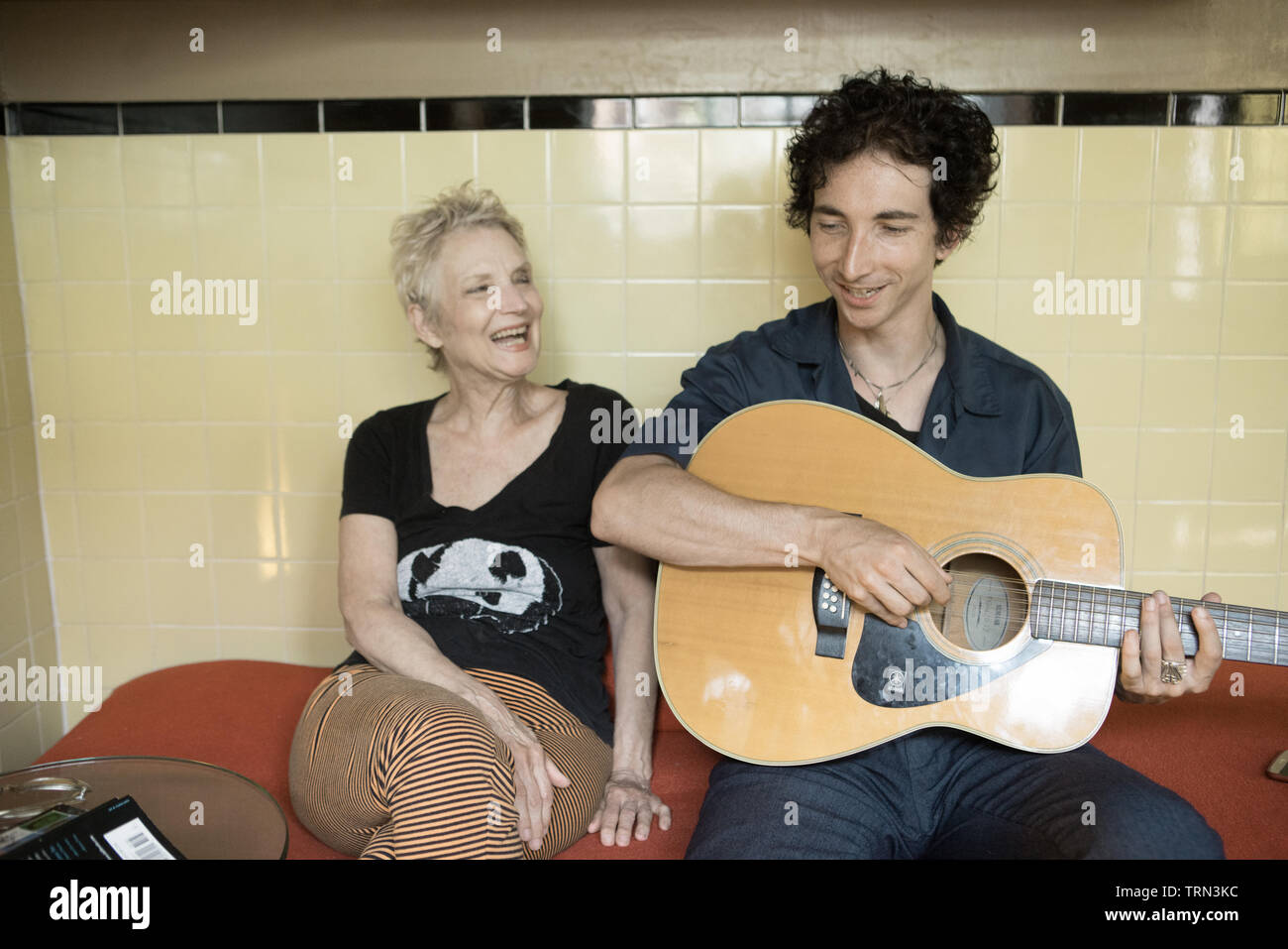 Mutter und Sohn heraus hängend an Mom's House in Philadelphia, Pennsylvania Stockfoto