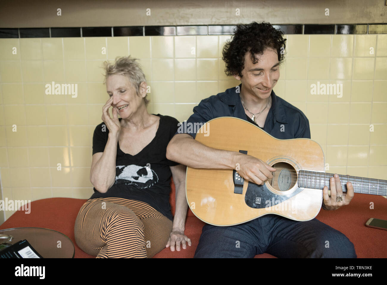 Mutter und Sohn heraus hängend an Mom's House in Philadelphia, Pennsylvania Stockfoto