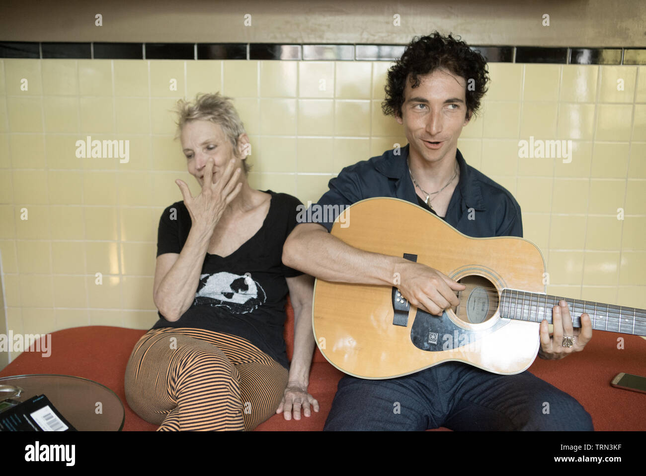 Mutter und Sohn heraus hängend an Mom's House in Philadelphia, Pennsylvania Stockfoto