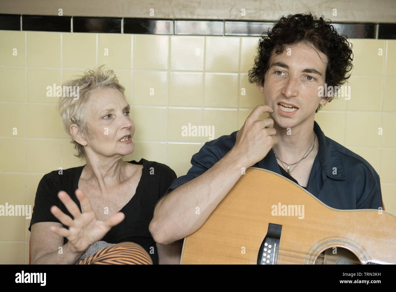Mutter und Sohn heraus hängend an Mom's House in Philadelphia, Pennsylvania Stockfoto