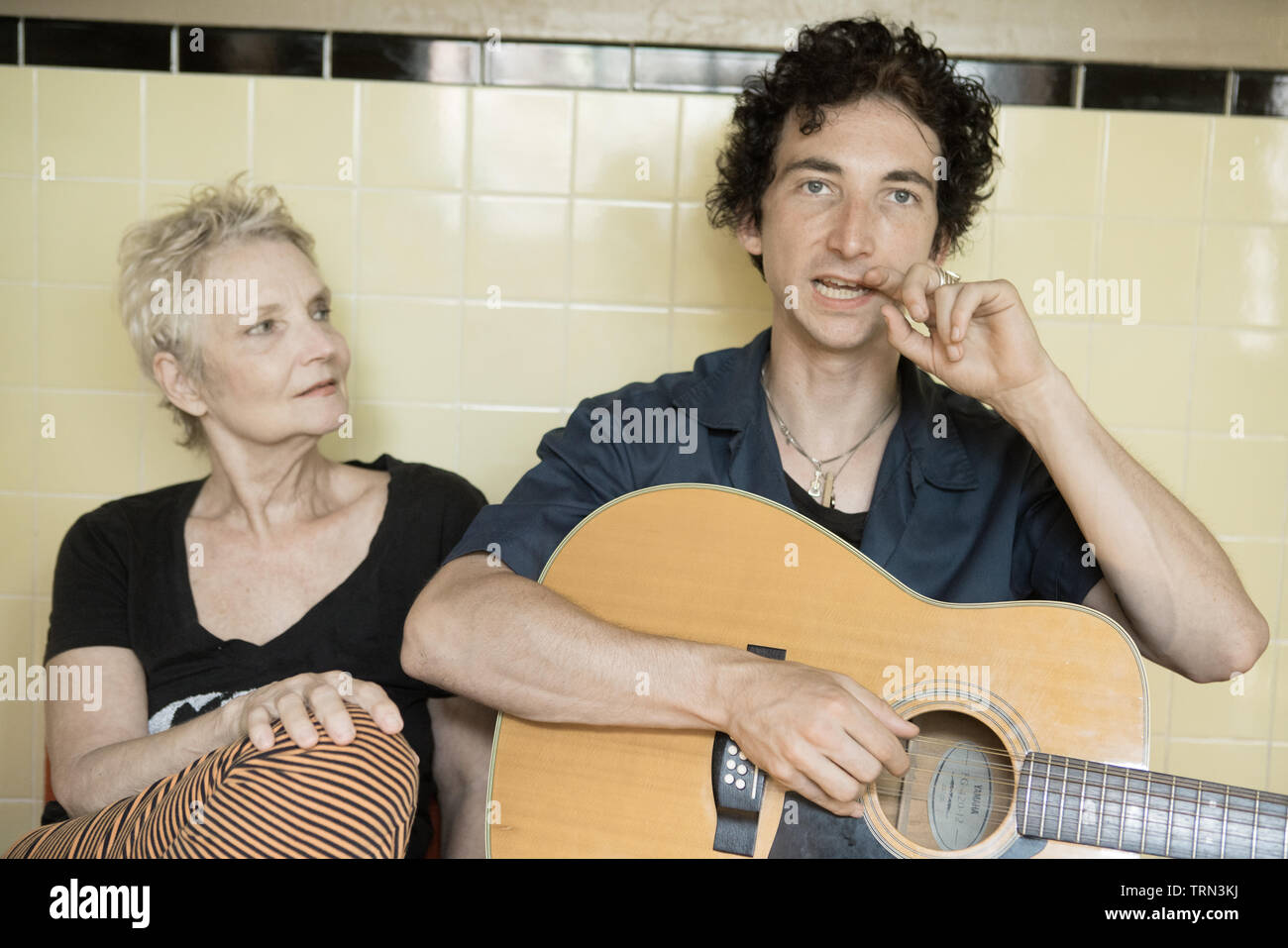 Mutter und Sohn heraus hängend an Mom's House in Philadelphia, Pennsylvania Stockfoto