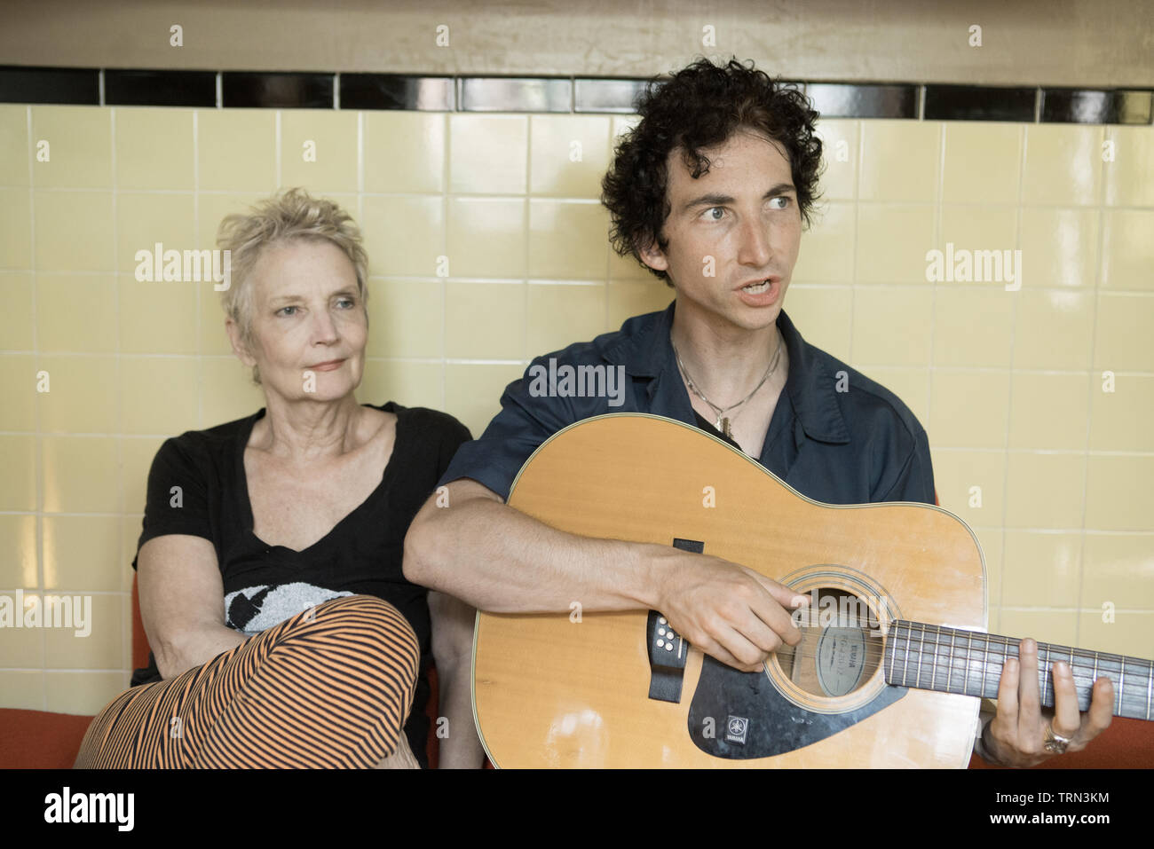 Mutter und Sohn heraus hängend an Mom's House in Philadelphia, Pennsylvania Stockfoto