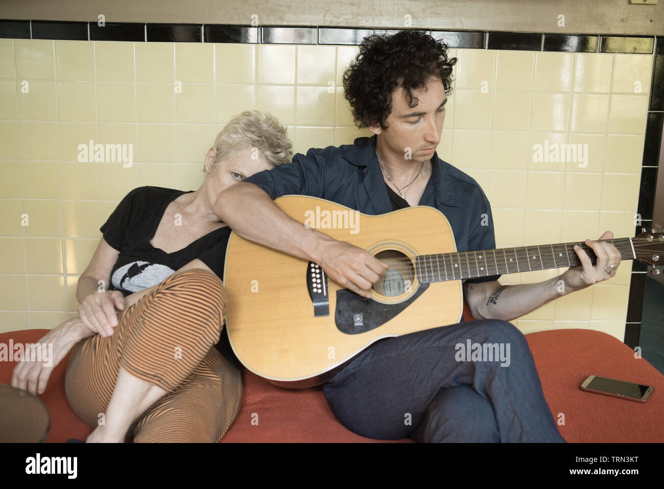 Mutter und Sohn heraus hängend an Mom's House in Philadelphia, Pennsylvania Stockfoto