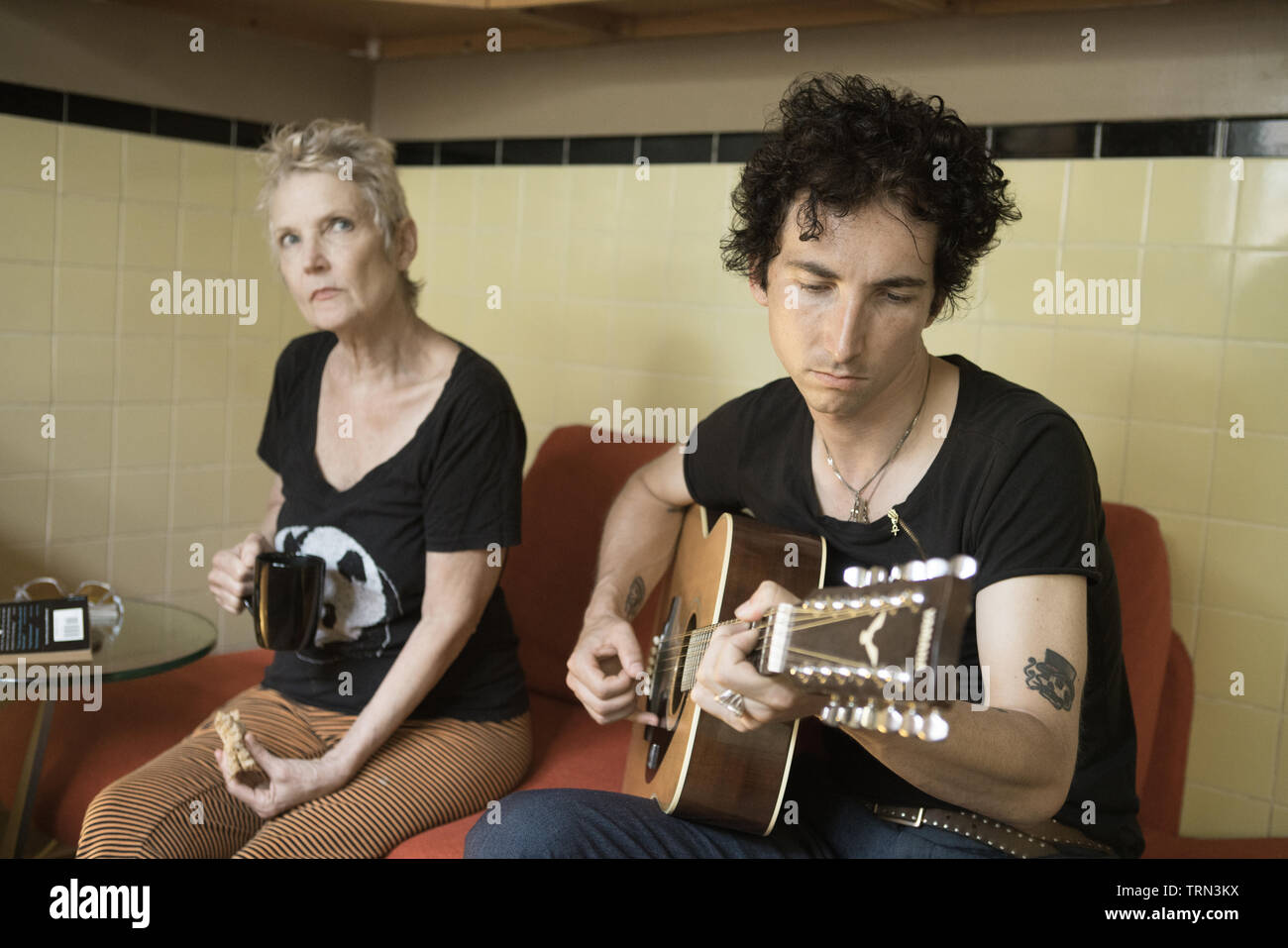 Mutter und Sohn heraus hängend an Mom's House in Philadelphia, Pennsylvania Stockfoto