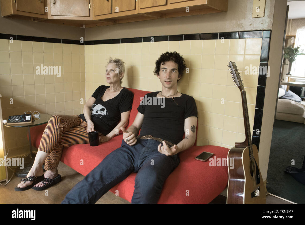 Mutter und Sohn heraus hängend an Mom's House in Philadelphia, Pennsylvania Stockfoto