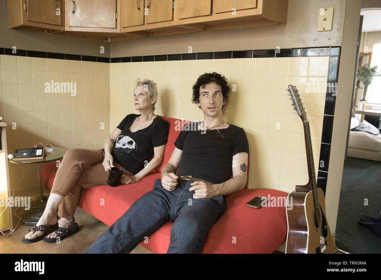 Mutter und Sohn heraus hängend an Mom's House in Philadelphia, Pennsylvania Stockfoto