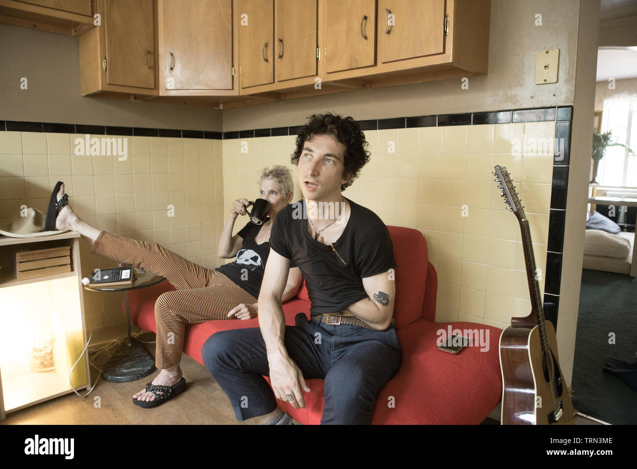 Mutter und Sohn heraus hängend an Mom's House in Philadelphia, Pennsylvania Stockfoto