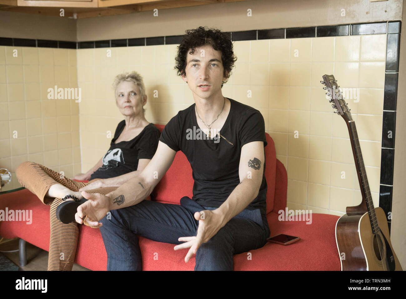 Mutter und Sohn heraus hängend an Mom's House in Philadelphia, Pennsylvania Stockfoto