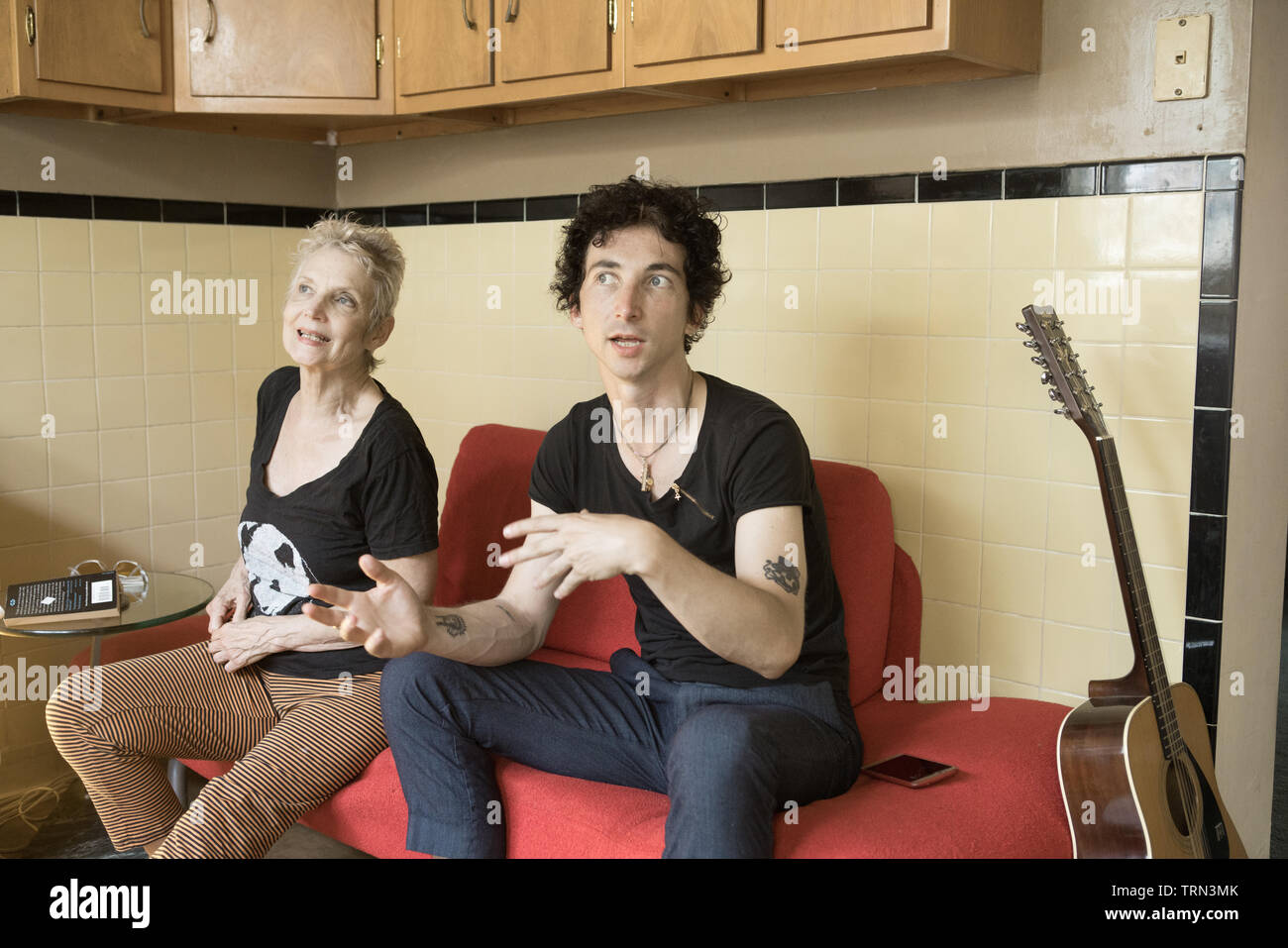 Mutter und Sohn heraus hängend an Mom's House in Philadelphia, Pennsylvania Stockfoto