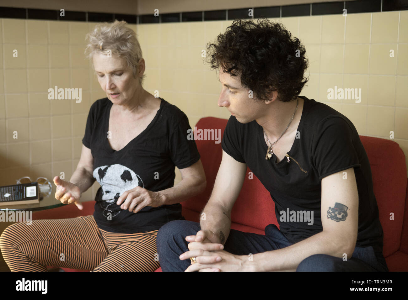 Mutter und Sohn heraus hängend an Mom's House in Philadelphia, Pennsylvania Stockfoto