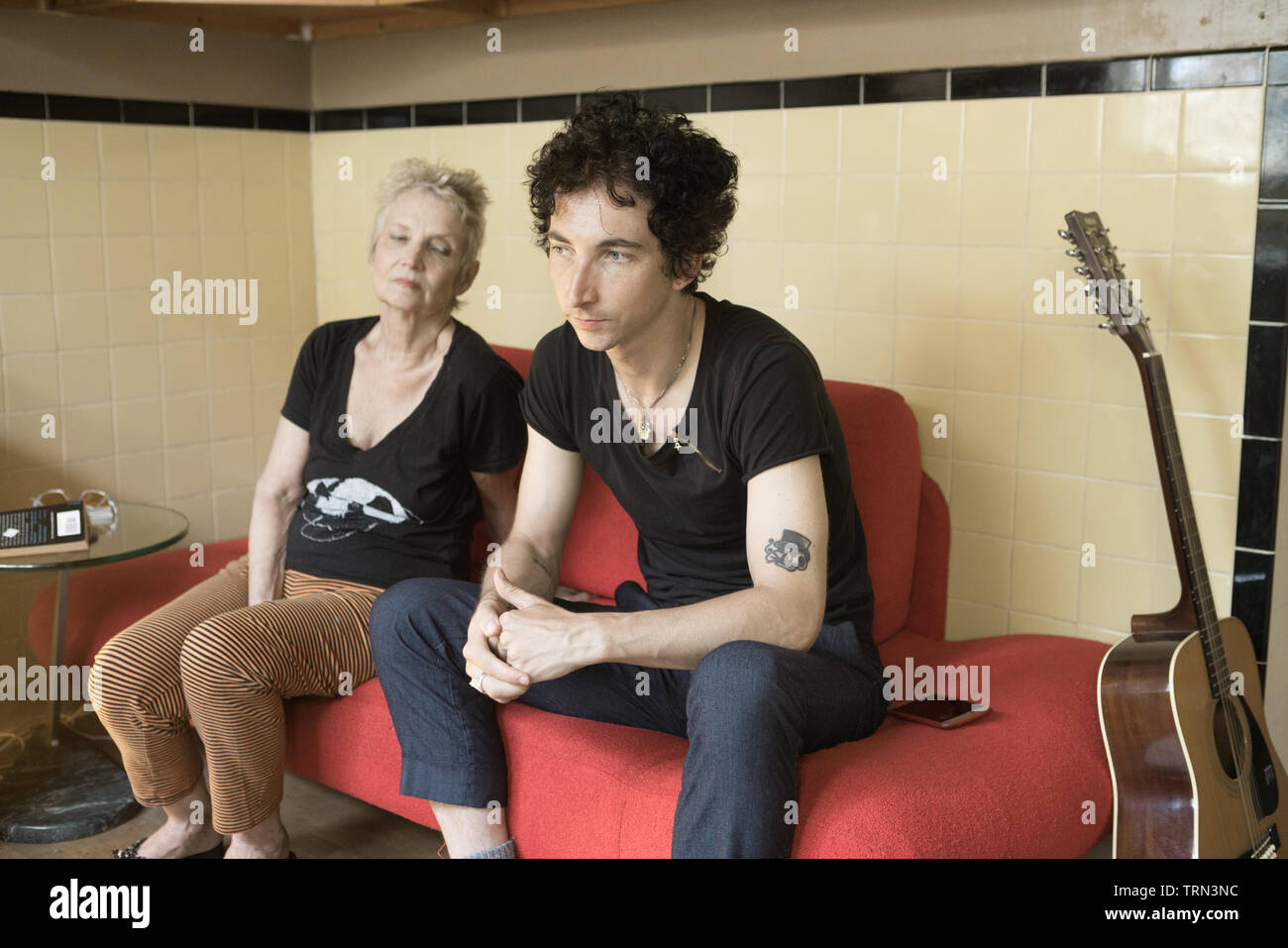 Mutter und Sohn heraus hängend an Mom's House in Philadelphia, Pennsylvania Stockfoto