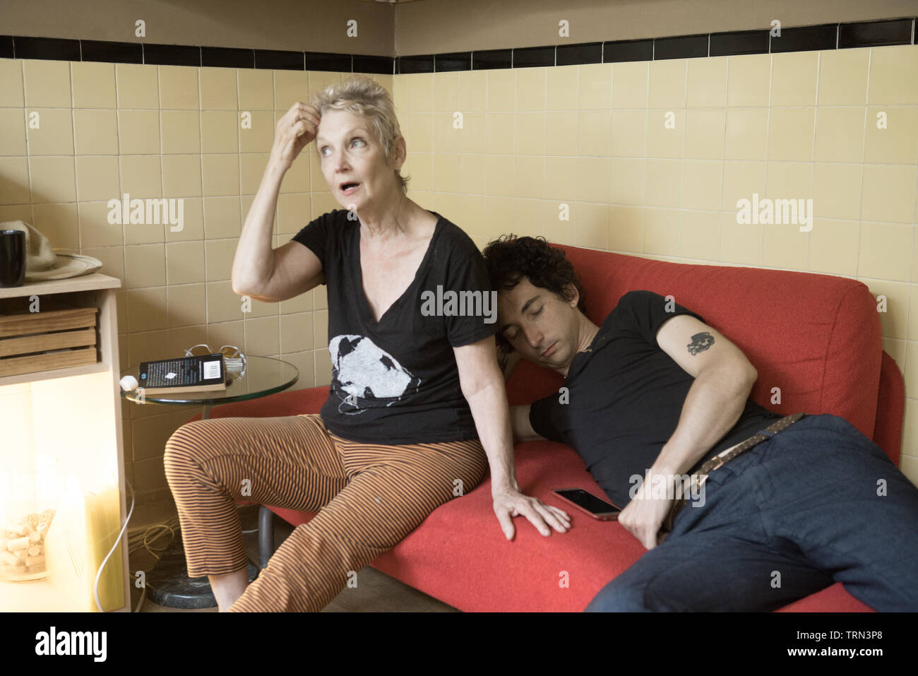 Mutter und Sohn heraus hängend an Mom's House in Philadelphia, Pennsylvania Stockfoto