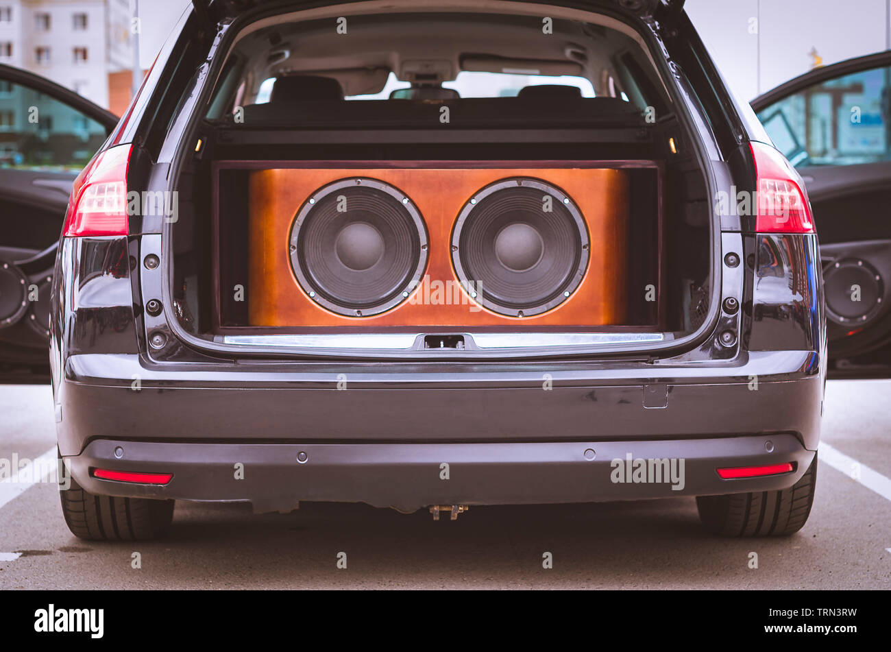 Rückansicht eines Auto, Kofferraum und Vordertüren geöffnet, mit  installierten Car Audio System, Lautsprecher und Subwoofer Lautsprecher in  einer Holzkiste Stockfotografie - Alamy