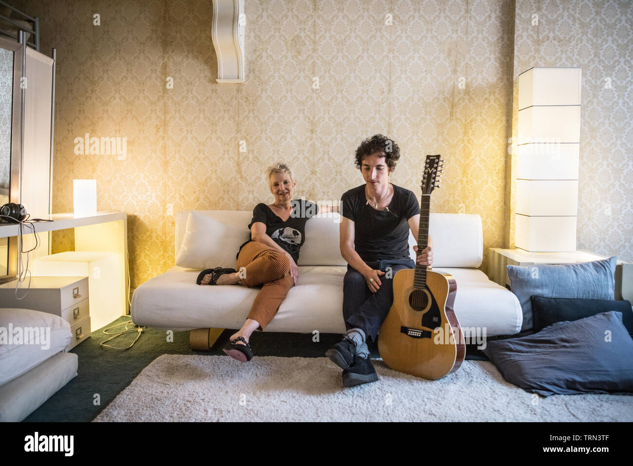Mutter und Sohn heraus hängend an Mom's House in Philadelphia, Pennsylvania Stockfoto