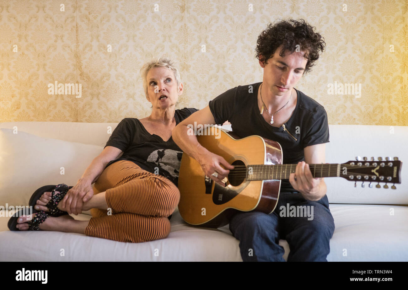 Mutter und Sohn heraus hängend an Mom's House in Philadelphia, Pennsylvania Stockfoto