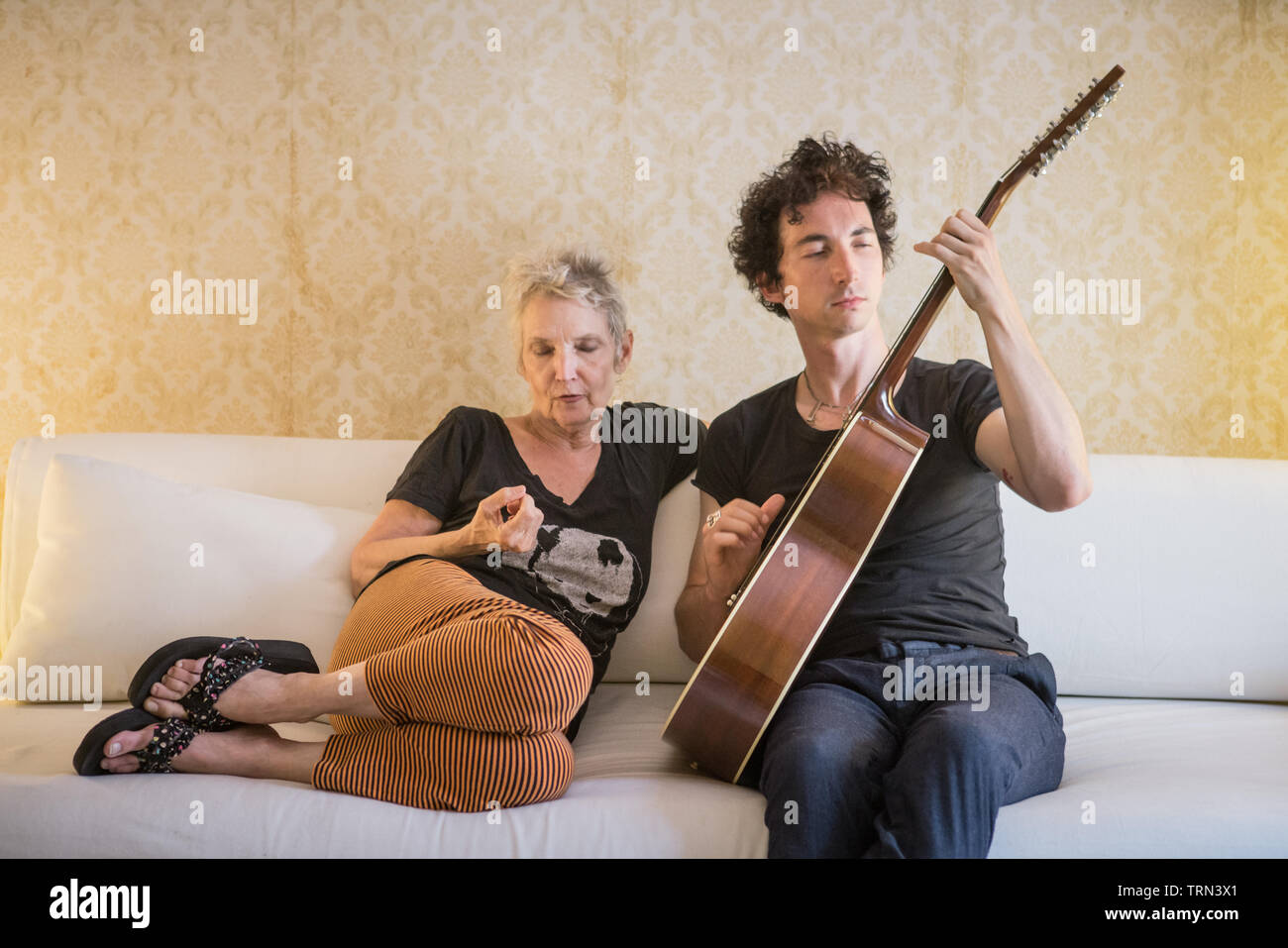 Mutter und Sohn heraus hängend an Mom's House in Philadelphia, Pennsylvania Stockfoto