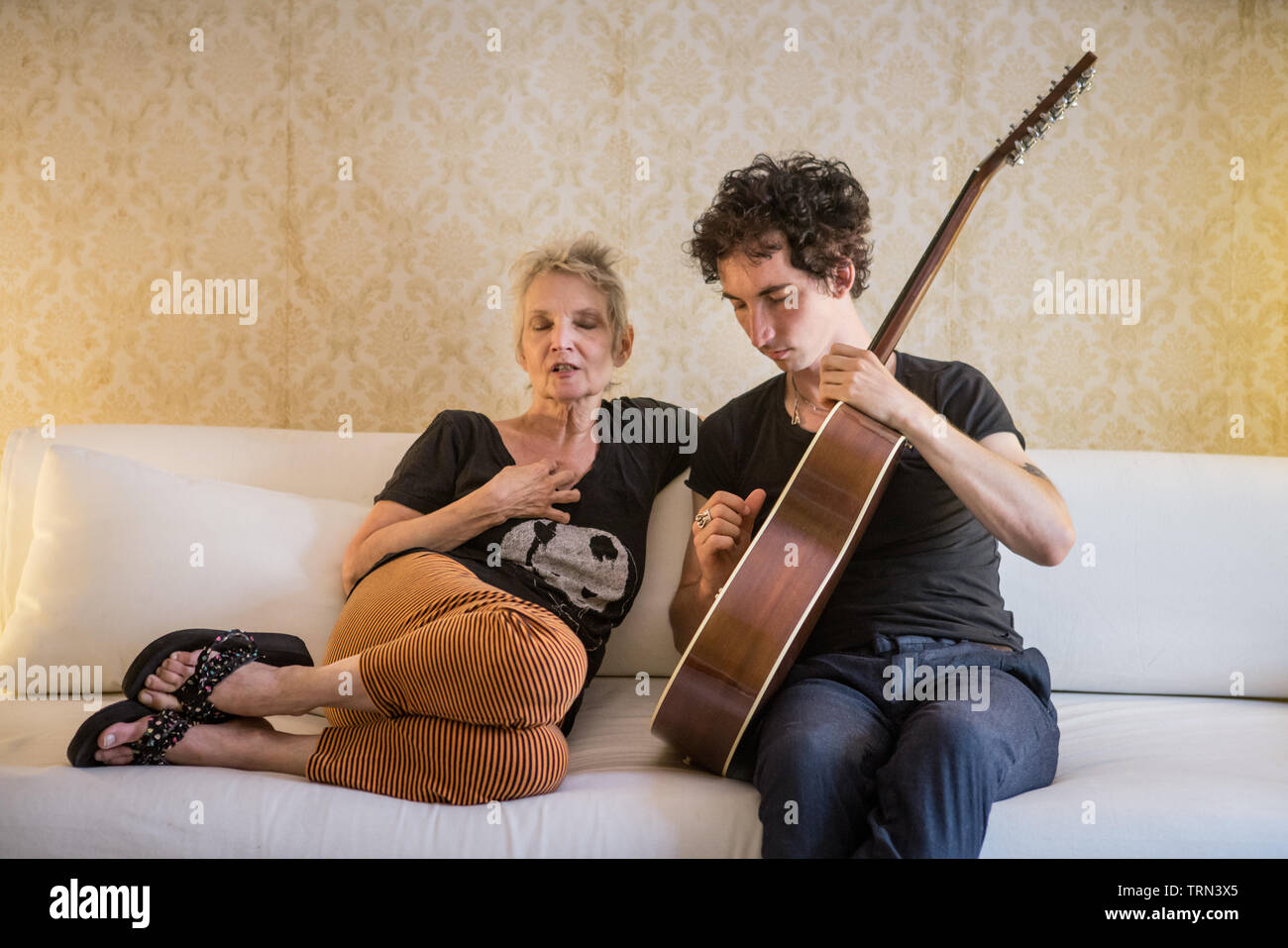 Mutter und Sohn heraus hängend an Mom's House in Philadelphia, Pennsylvania Stockfoto