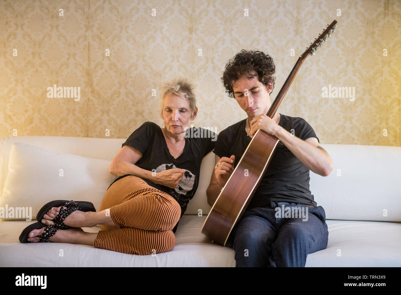 Mutter und Sohn heraus hängend an Mom's House in Philadelphia, Pennsylvania Stockfoto