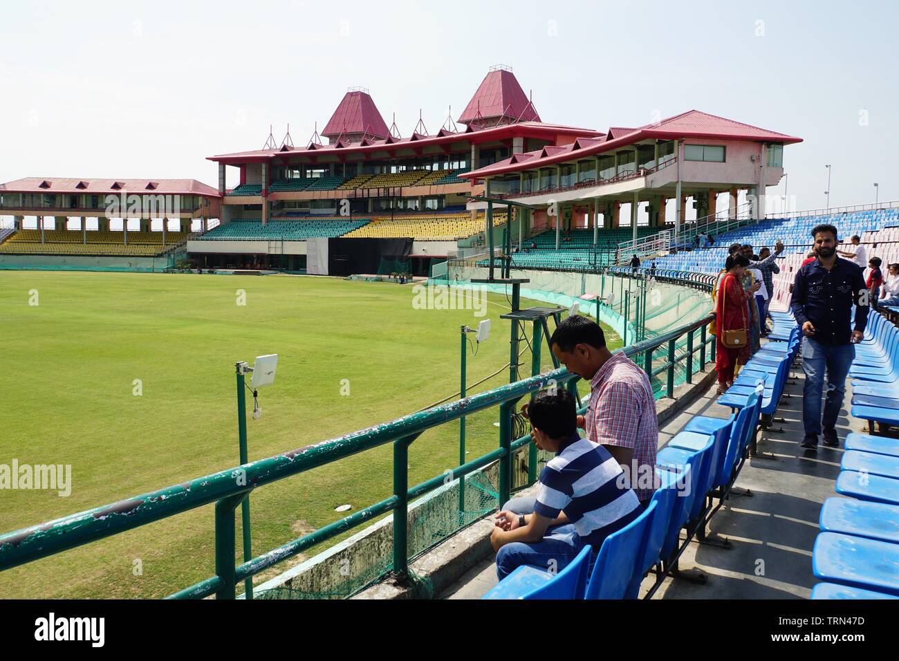 Touristen am malerischen Himachal Pradesh Cricket Stadion Stockfoto