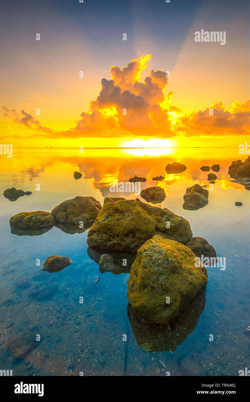 Guten Morgen Sonnenschein am Strand rock Stockfoto