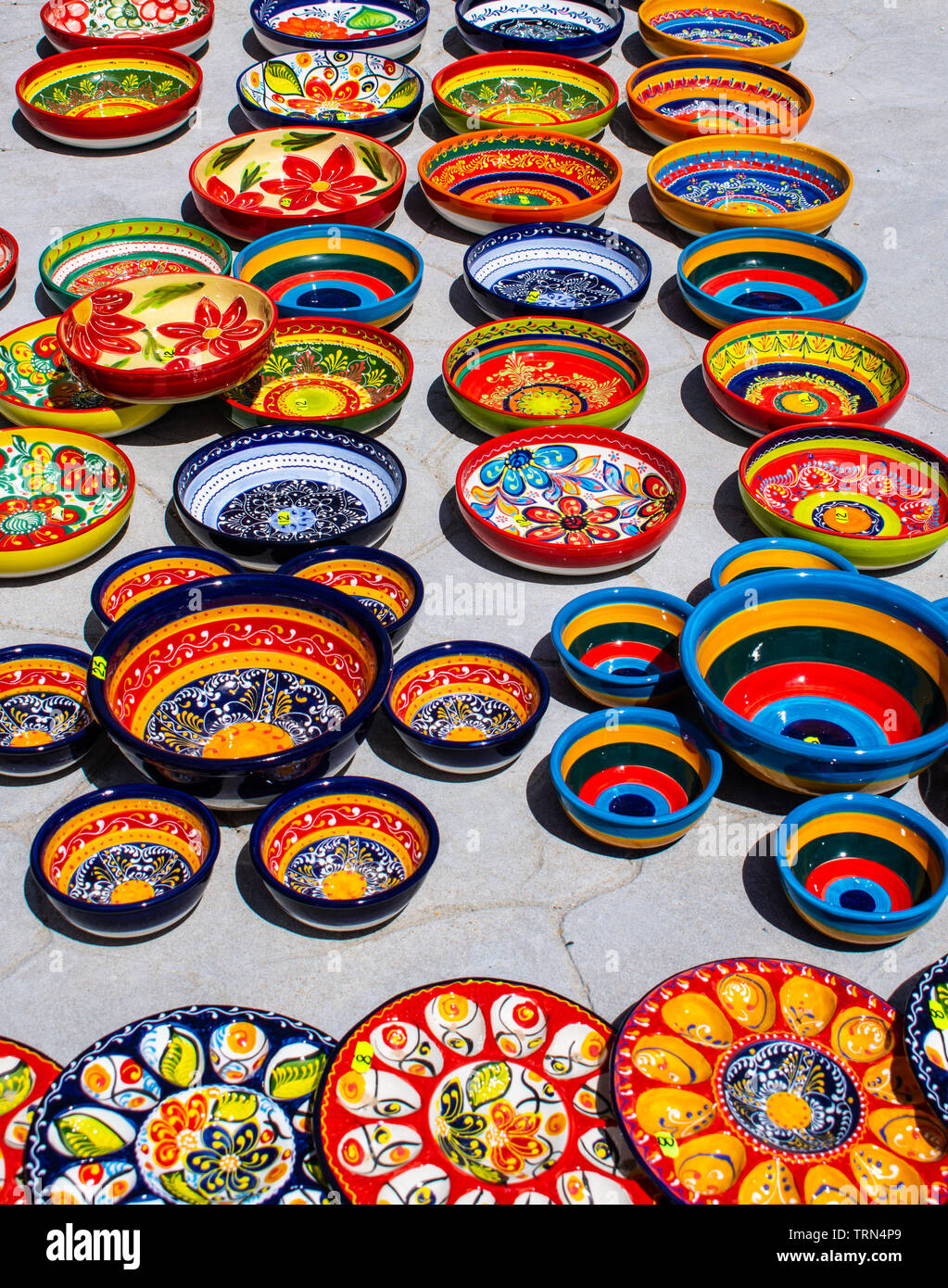Schöne dekorative, handgefertigte, von Hand bemalte Keramik Schüsseln und Teller in Cuenca, Spanien. Stockfoto