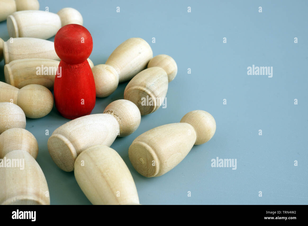 Erfolg im Geschäft Wettbewerb Konzept. Rote Figur und Holz. Stockfoto