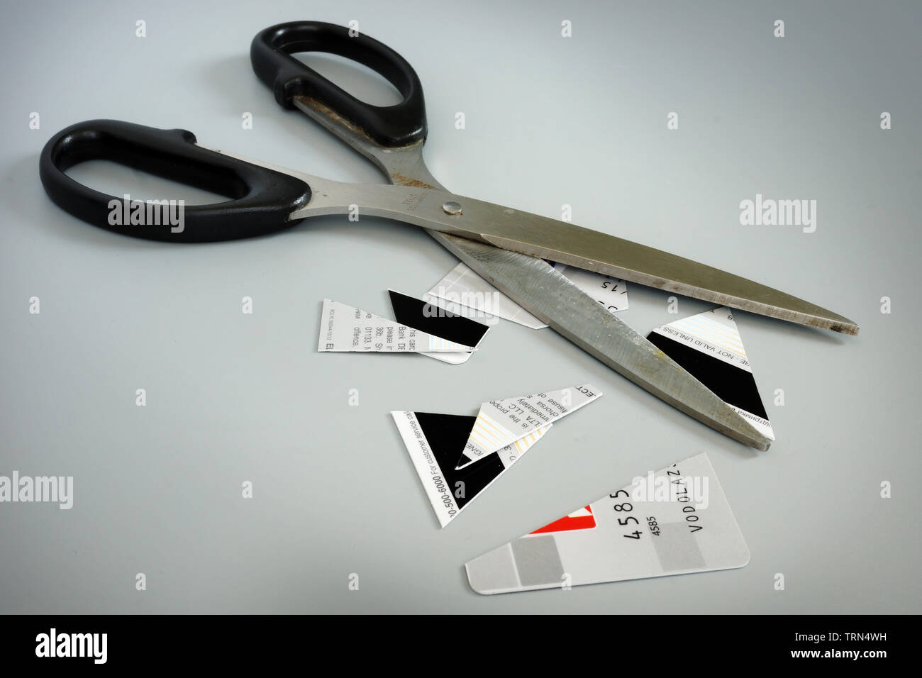 Schere und Stücke von Kreditkarte. Erhalten aus der Verschuldung. Stockfoto