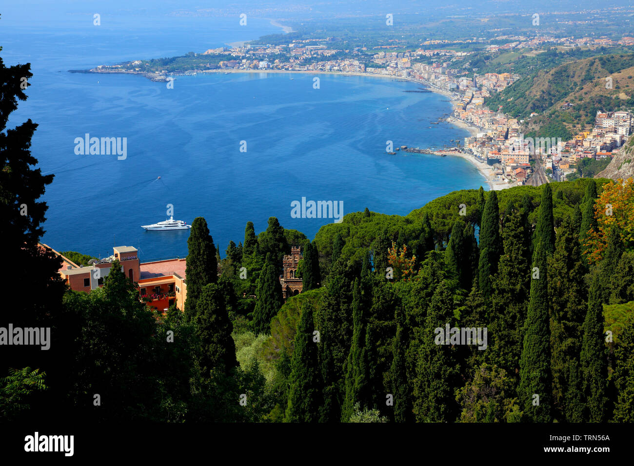 Suche südlich von Taormina in Richtung Catania in Sizilien Stockfoto
