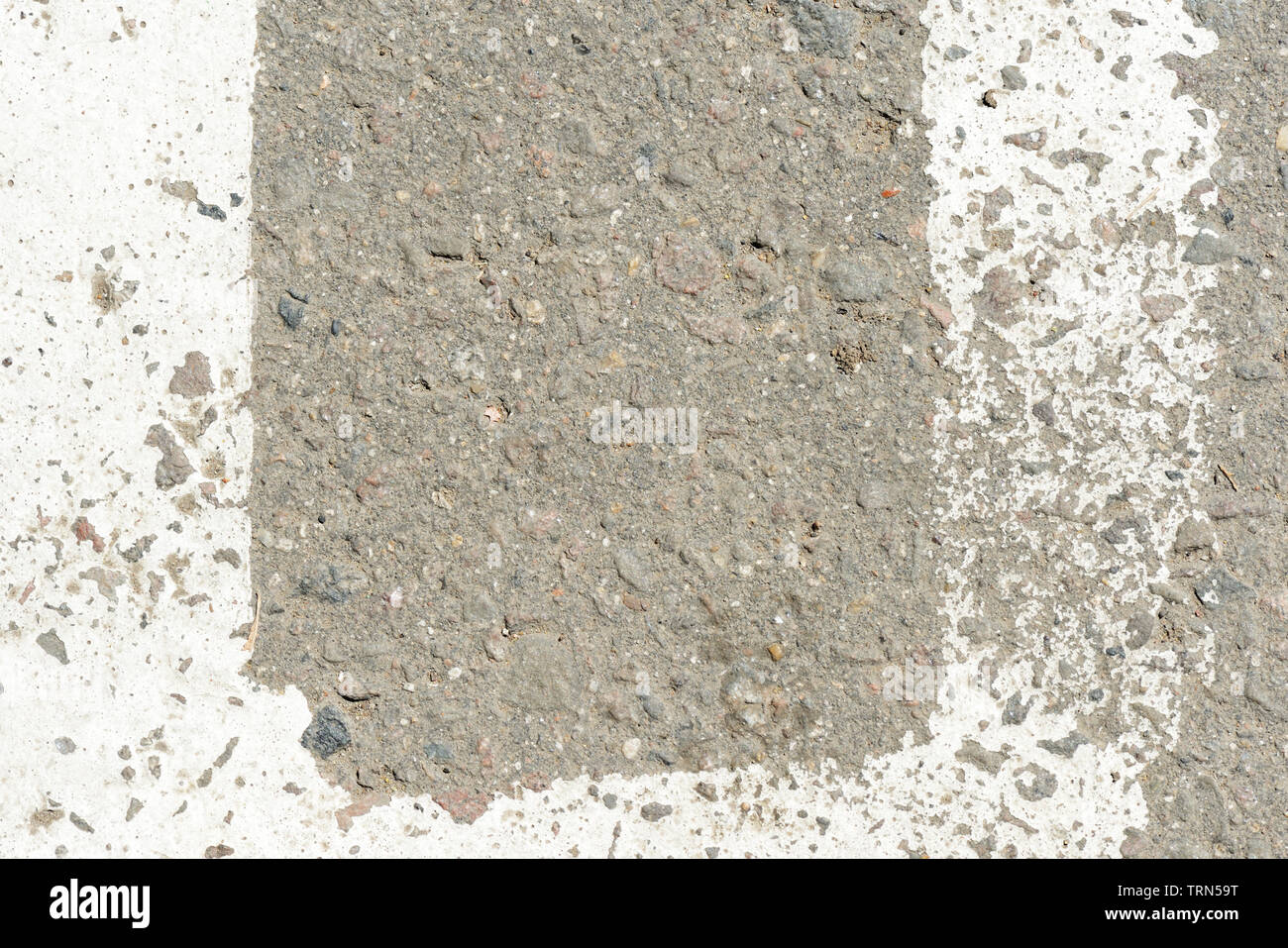 Alte Asphaltdecke mit weißer Farbe auf Schließen. Zusammenfassung Hintergrund Stockfoto