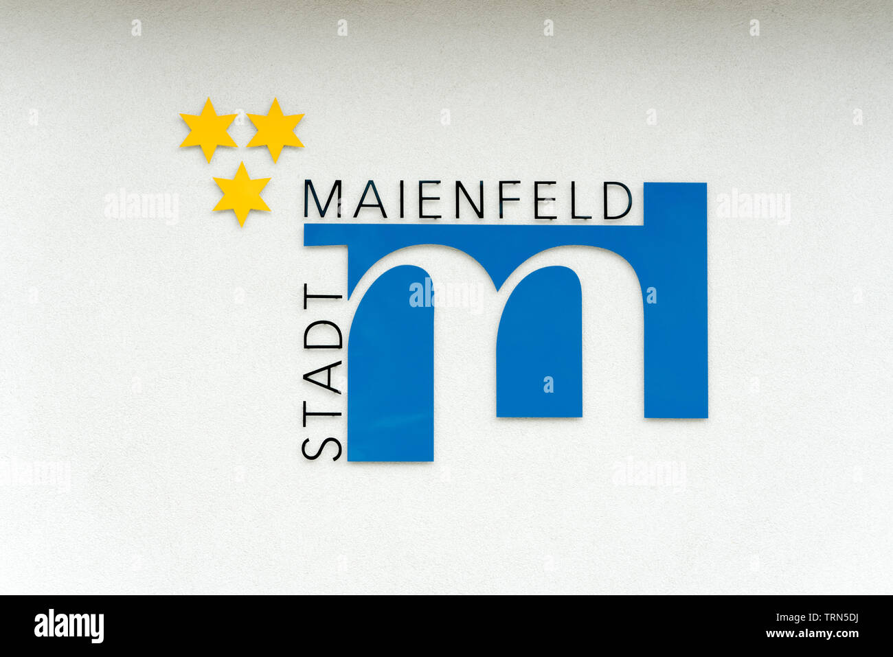 Maienfeld GR/Schweiz - vom 9. Juni 2019: Symbol der Stadt und der Flagge der Gemeinde Maienfeld mit deutschen Text lesen' Stadt Maienfeld' Stockfoto