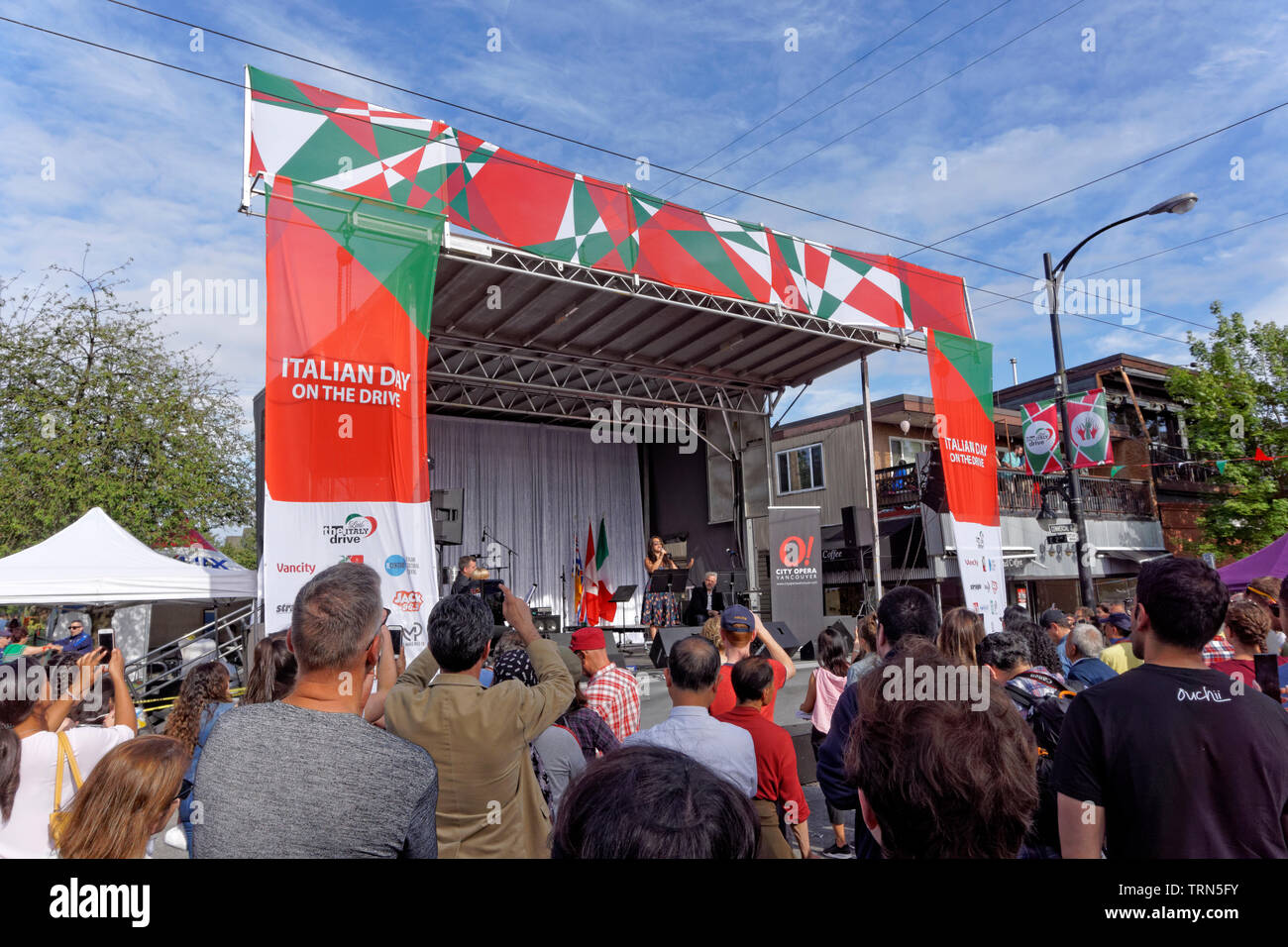 VANCOUVER, BRITISH COLUMBIA, KANADA - 9. JUNI 2019. Die Leute hören auf einen Opernsänger, der freilichtbühne am 2019 Italienischer Tag Festival auf Commercial Drive in Vancouver's Viertel Little Italy. Italienischer Tag ist das größte jährliche kulturelle Street Festival. Stockfoto