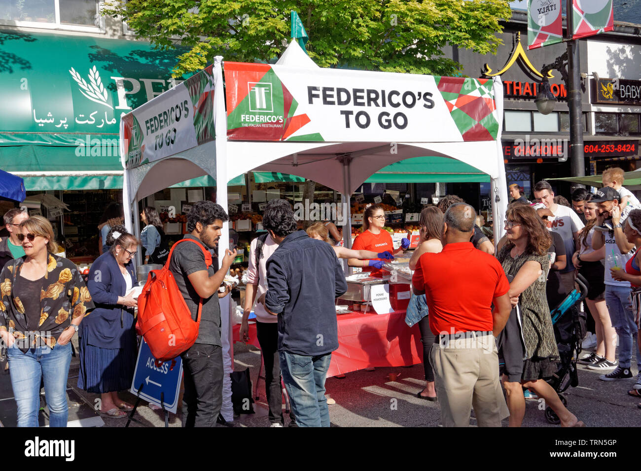 VANCOUVER, BRITISH COLUMBIA, KANADA - 9. JUNI 2019. Menschen versammeln sich um einen Außenpool Essen im 2019 Italienischer Tag Festival auf Commercial Drive in Vancouver's Viertel Little Italy. Italienischer Tag ist das größte jährliche kulturelle Street Festival. Stockfoto