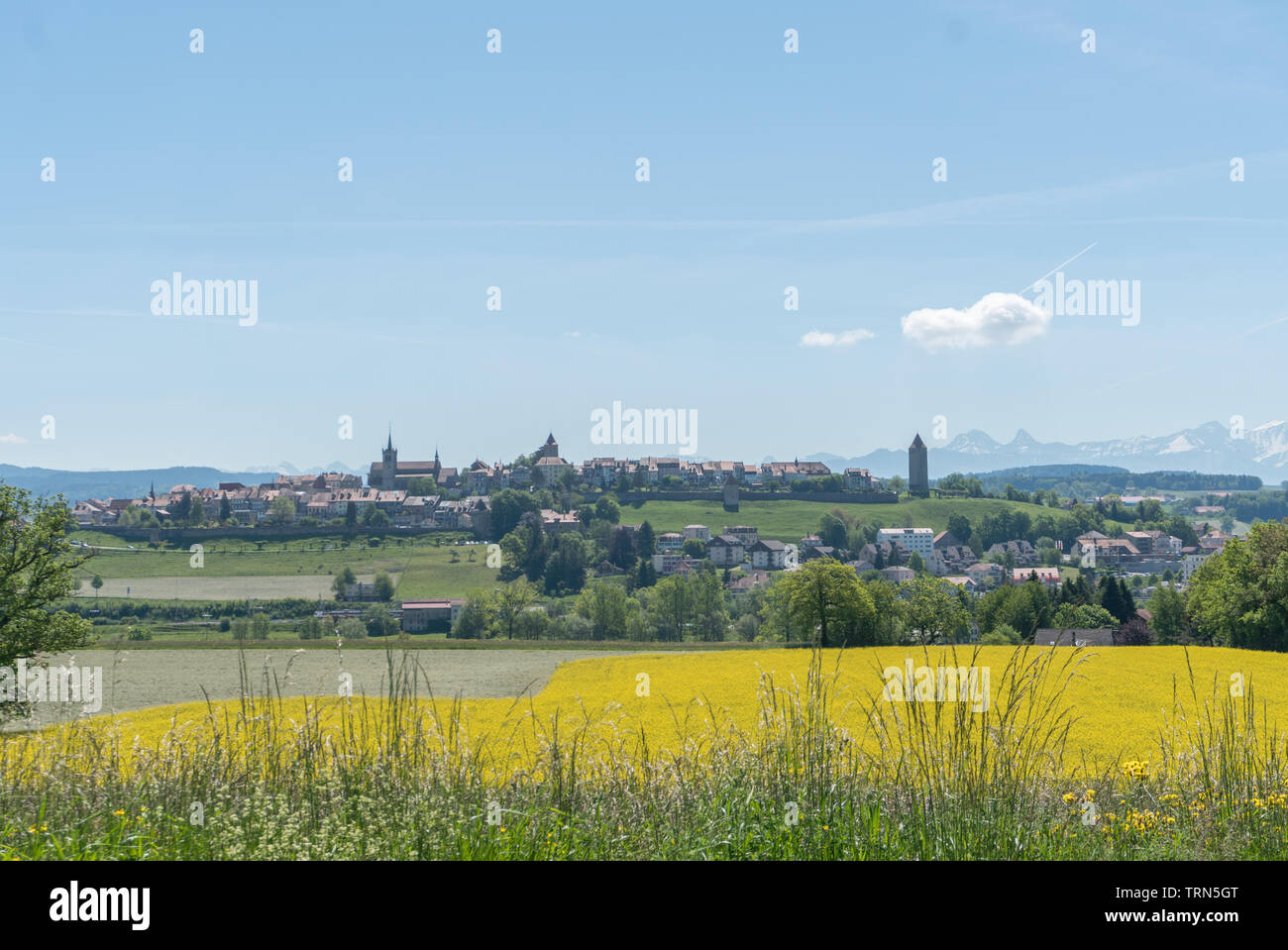 Eine horizontale panorama Blick auf das Dorf von Romont in der Schweiz mit den Alpen im Hintergrund Stockfoto