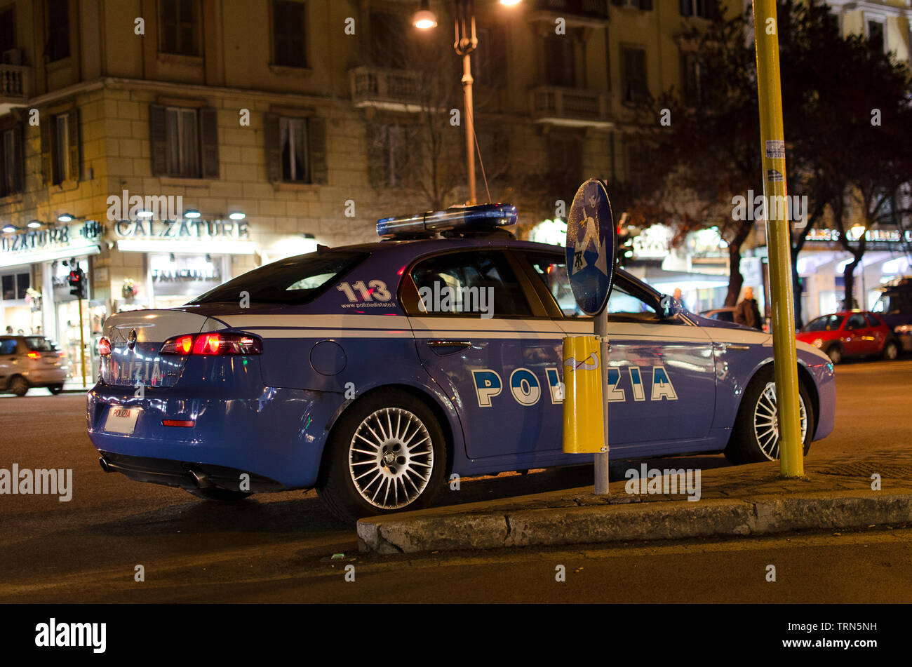 Geparktes Polizeiauto In Der Nacht Stockfotos Und Bilder Kaufen Alamy