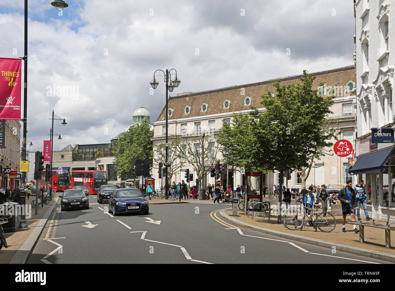 Wimbledon Town Center, im Südwesten von London besetzt mit Käufern auf einer belebten, Sommer Samstag. Blick nach Westen entlang Wimbledon Broadway. Stockfoto