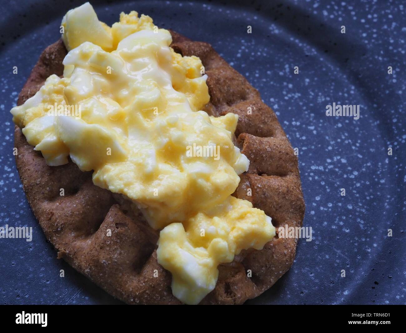 Traditionelle finnische Karelische Pirogge mit ei Butter ...