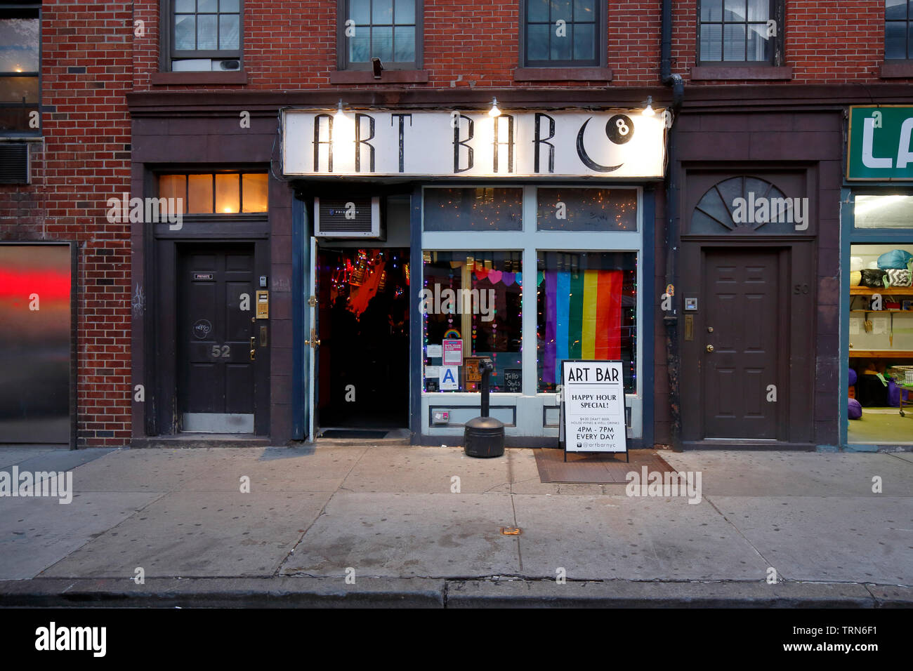 Art Bar, 52 8. Ave, New York, NY. aussen Storefront einer Bar im Greenwich Village in Manhattan. Stockfoto