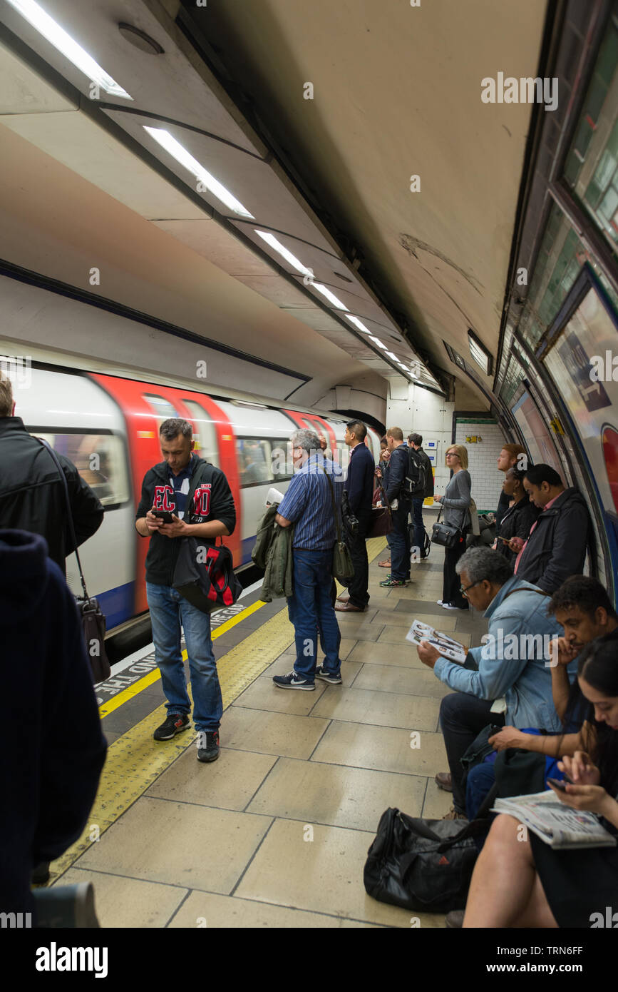 Reisende in der Londoner U-Bahn. // Die Reisenden auf die Londoner U-Bahn. // Voyageurs dans le Métro de Londres. Stockfoto