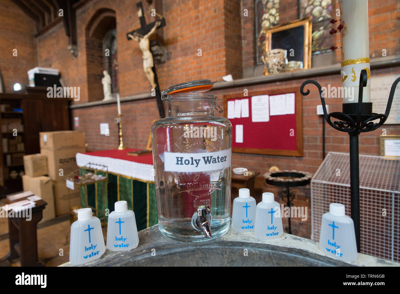 Weihwasserglas in einer anglikanischen Kirche, West Hampstead, London, Großbritannien. // Heilige Wasser Glas in einer anglikanischen Kirche, West Hampstead, London, Stockfoto