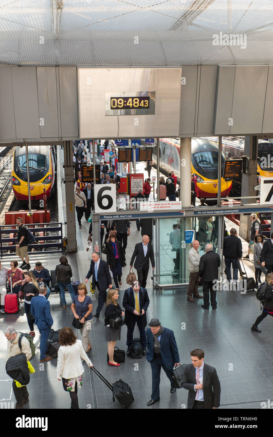 Menschen am Piccadilly Bahnhof ankommen, Manchester, Großbritannien. Stockfoto