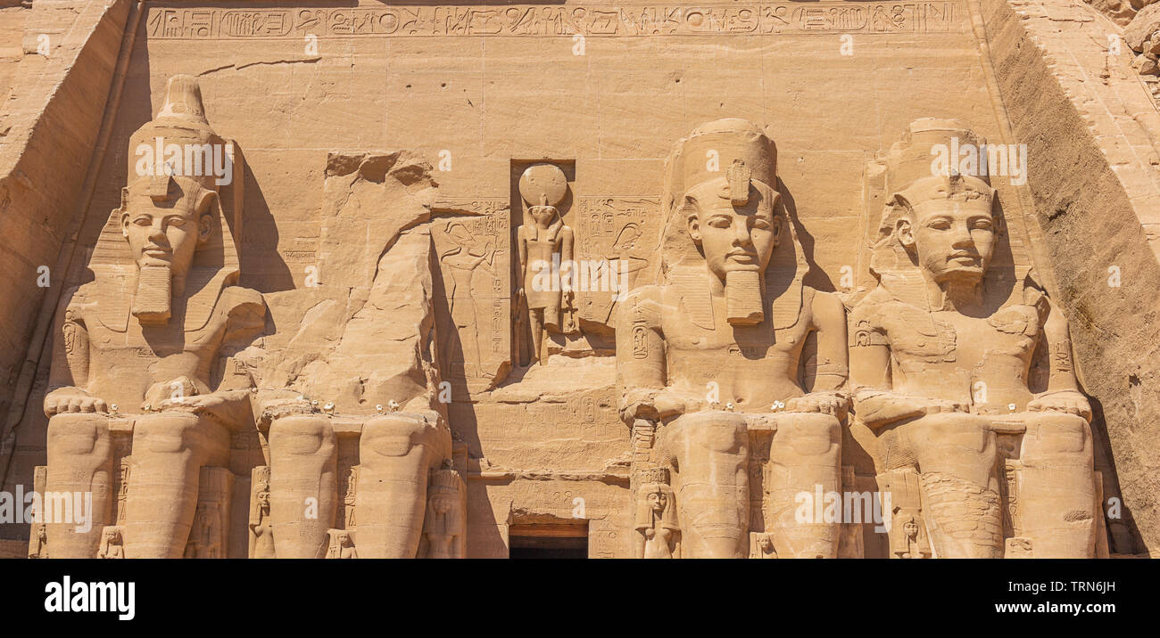 Vier kolossale Statuen von Ramses II. vor dem Großen Tempel von Abu Simbel ausgerichtet Stockfoto