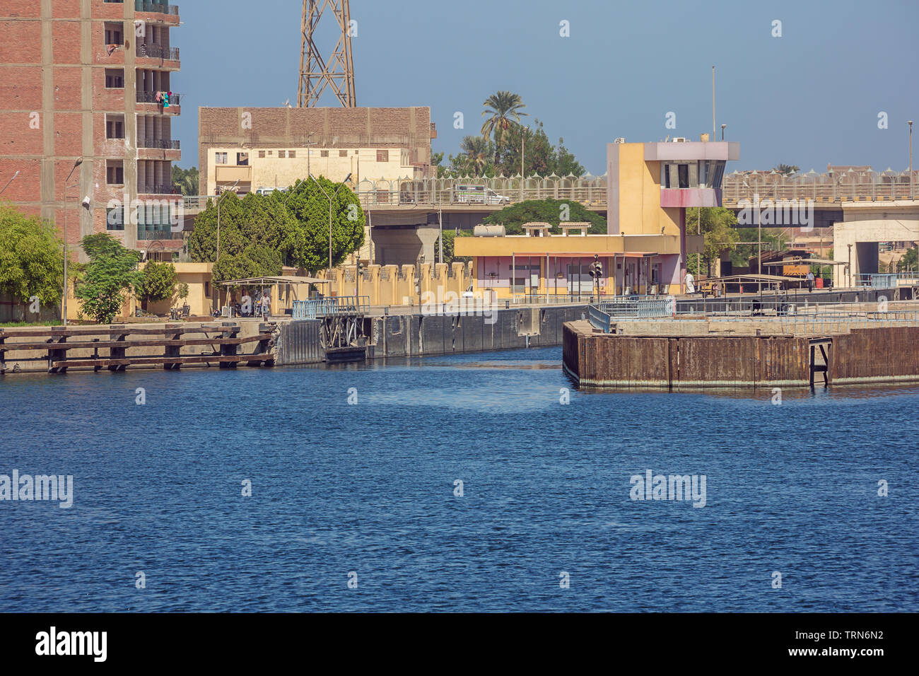 Editorial: Luxor, Ägypten, 16. Oktober 2018 - Annäherung an der Schleuse von Esna nach dem Staudamm am Nil Stockfoto