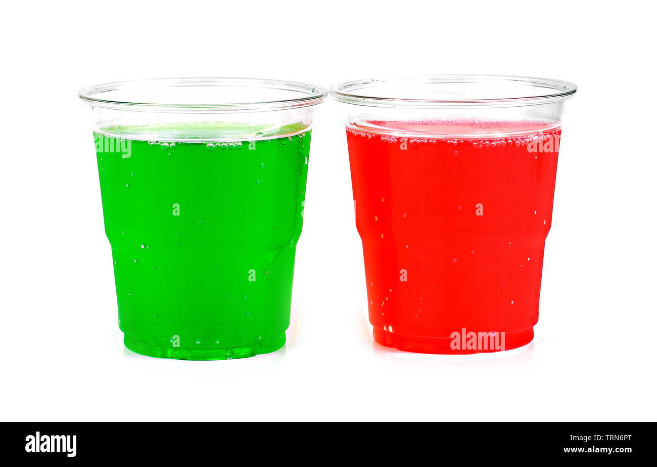 Kühlen Getränk im Glas auf weißem Hintergrund Stockfoto