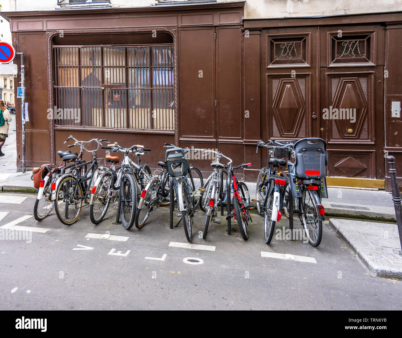 Bündel von verschiedenen Fahrräder der lokalen Pariser stehen entlang der alten Gebäude auf der Straße bereit für Radfahrer Fahrrad Reise zu jedem Punkt der alten seine zu nehmen Stockfoto