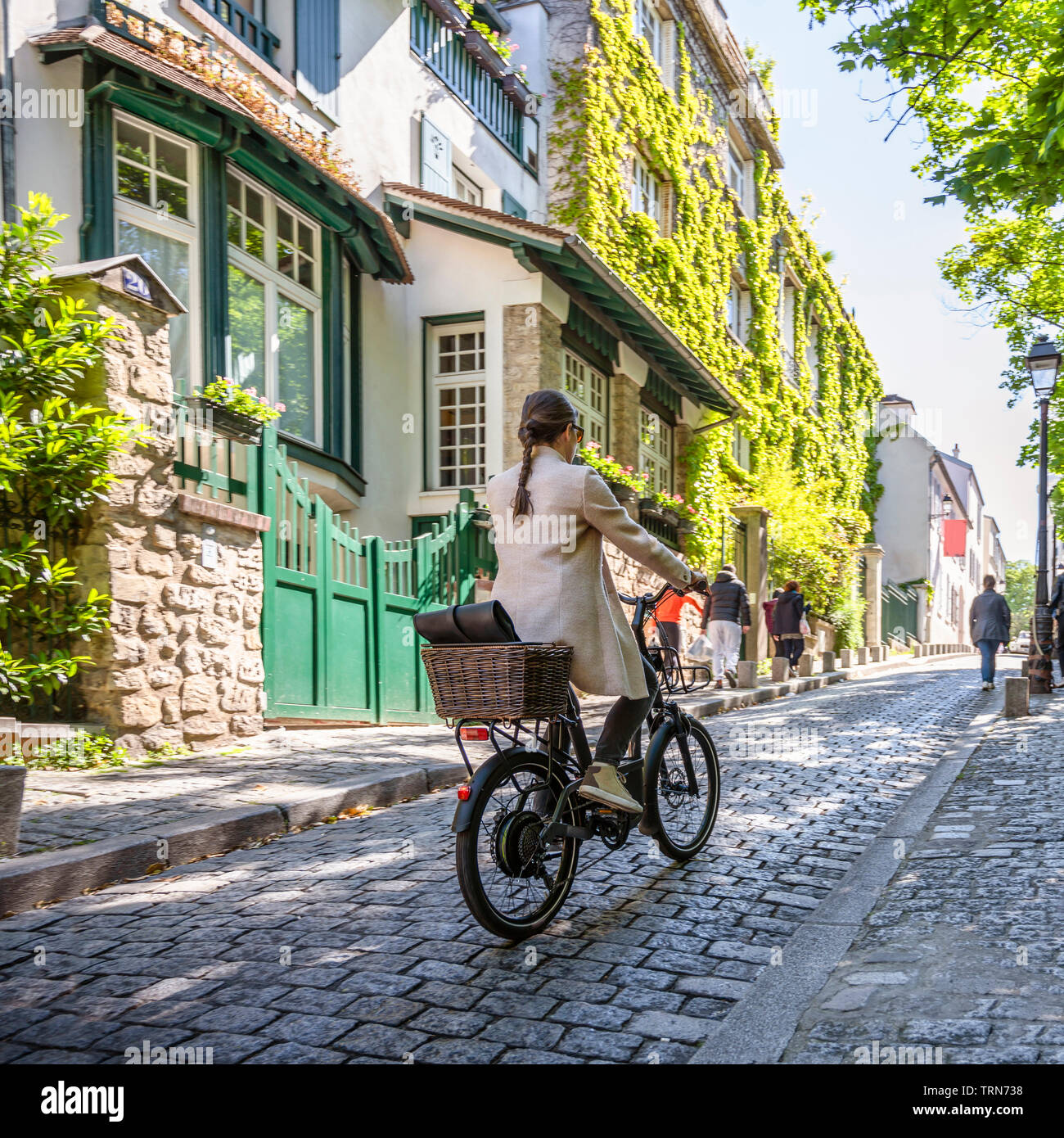 Mit dem Fahrrad in Montmartre Paris ist nicht nur nützlich, sondern auch schön. Radfahren vereint die Eleganz der Bewegungen betont die Vorteile einer Fe Stockfoto