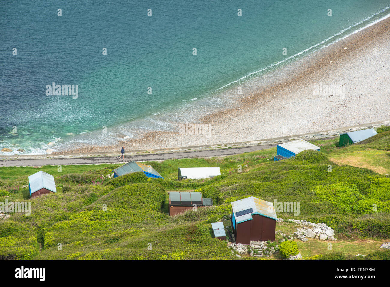 Erhöhte Ansichten aus Portland Höhen auf der Isle of Portland von Chesil Beach mit Strandhütten, Dorset, England, Grossbritannien, Europa Stockfoto