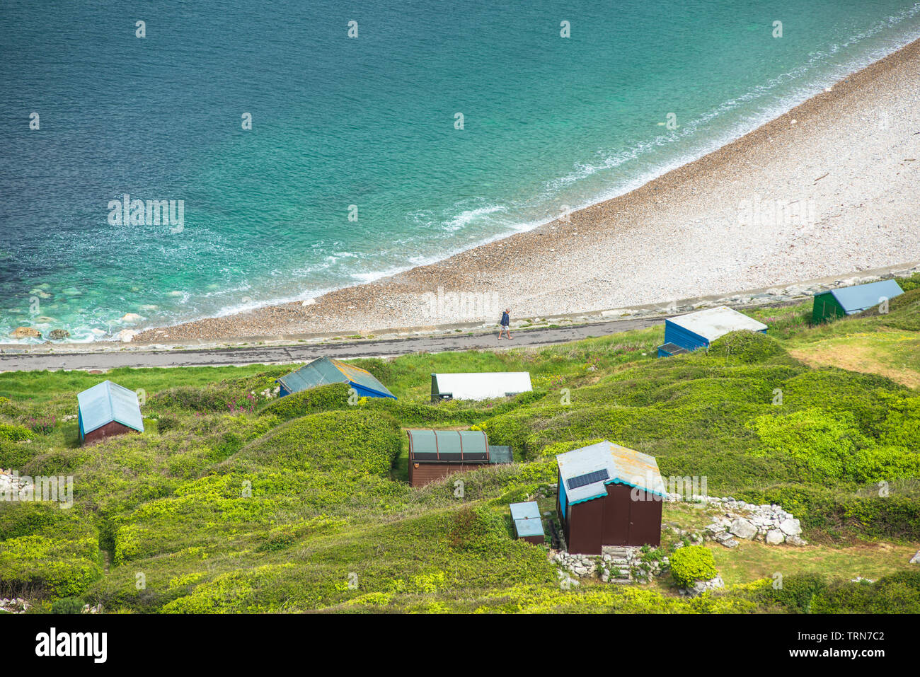 Erhöhte Ansichten aus Portland Höhen auf der Isle of Portland von Chesil Beach mit Strandhütten, Dorset, England, Grossbritannien, Europa Stockfoto