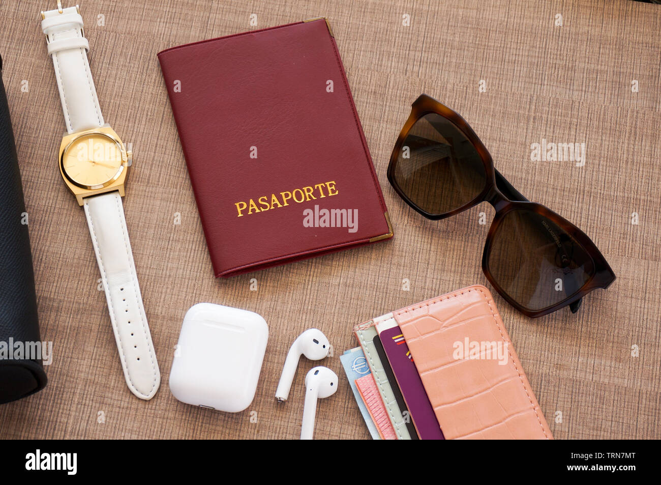 Alicante, Spanien - Juni 2019: Life style Flach der Weißen, Hülsen, rote Reisepass, Armbanduhr, braun Sonnenbrille, Geldbeutel, cash Geld Stockfoto