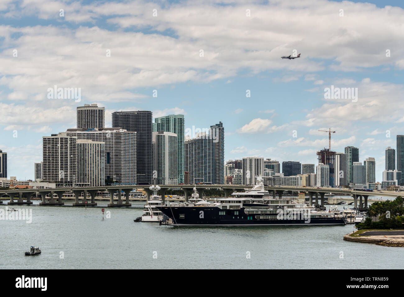 Miami, FL, Vereinigte Staaten - 20 April, 2019: Miami Skyline von Dodge Island an der Biscayne Bay gesehen. Lange Verkehr Brücke und Luxus Yacht in der Fo Stockfoto